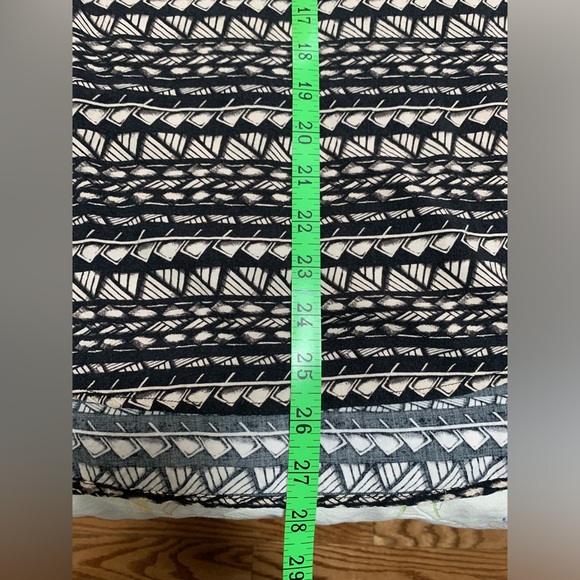 Black and tan geometric short sleeve tunic with cut out back from Dynamite - Picture 7 of 14